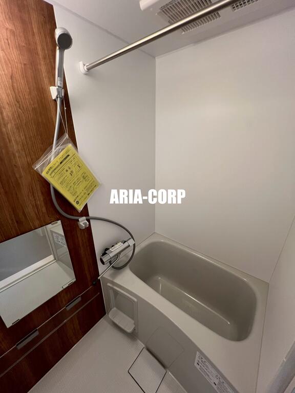 バス・シャワールーム　浴室乾燥付。カラーパネル採用でお洒落なバスルームです。