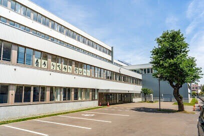 中学校　札幌市立中央中学校（中学校）まで682m