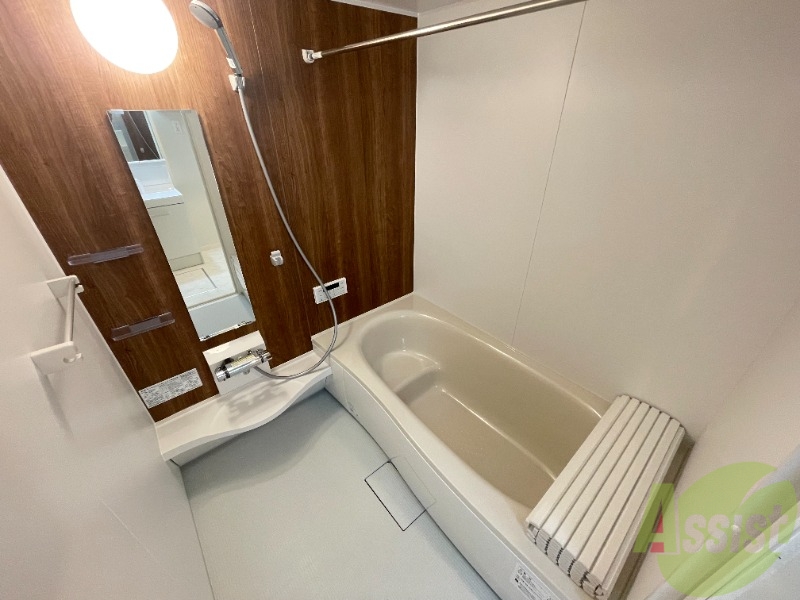 バス・シャワールーム　浴室は広々としております。一日の疲れを癒しましょう。