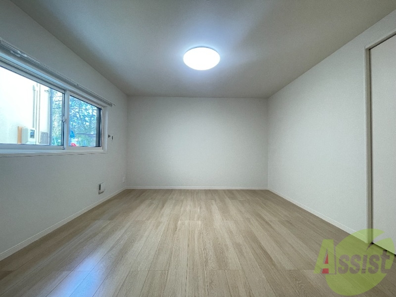 その他部屋・スペース　寝室にはこちらの８帖の洋室が使えそうです。