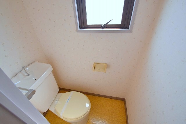 トイレ　トイレには窓が有り、換気も十分！清潔です♪