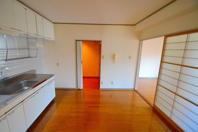 居室・リビング　キッチンスペースも広々でくつろげますよ！