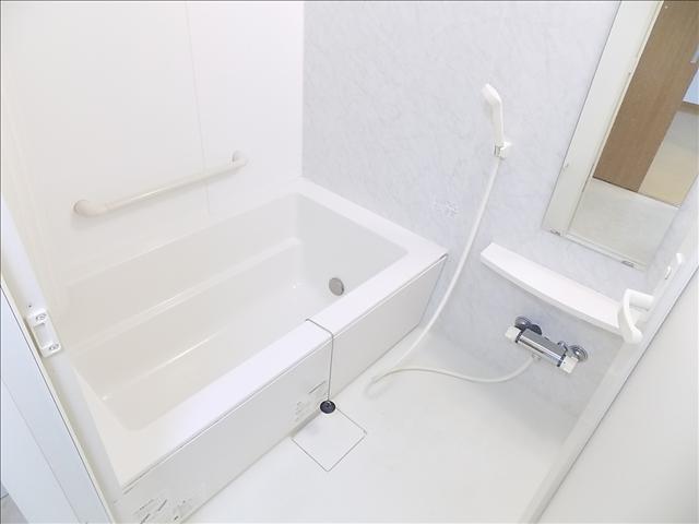 バス・シャワールーム　清潔感のあるお風呂