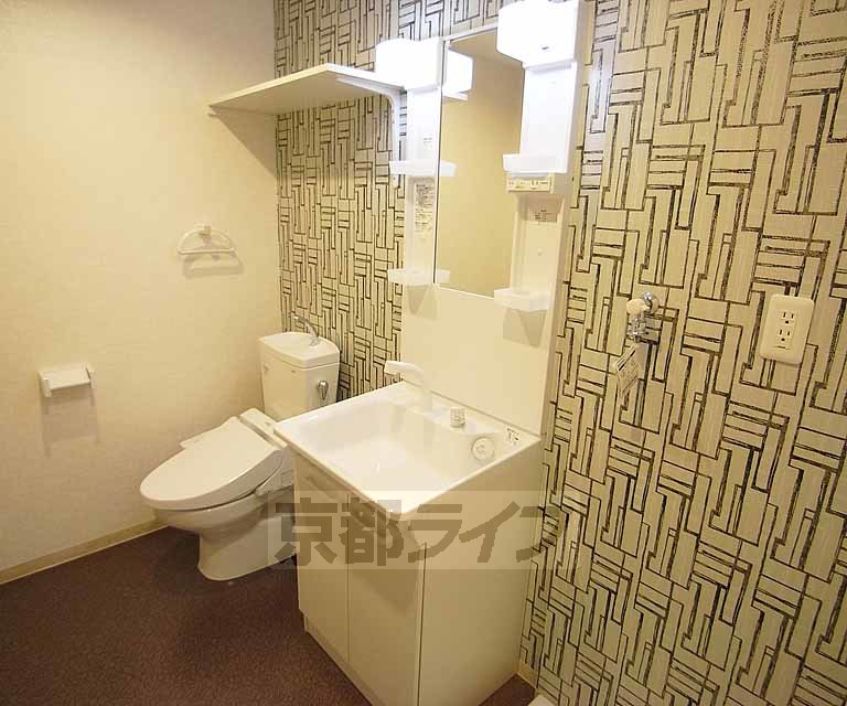 洗面設備　身支度に便利な洗面台。