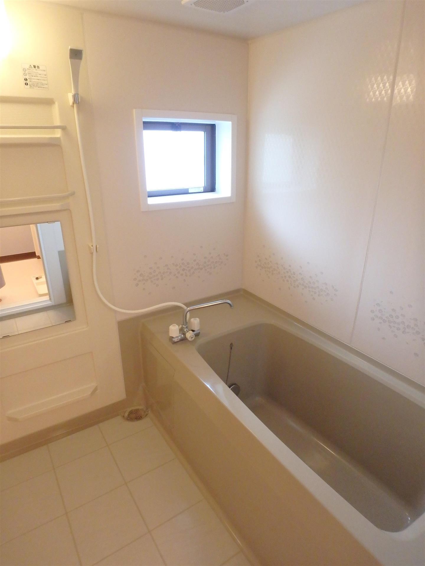 バス・シャワールーム　同タイプ室内写真（反転タイプ）