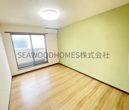 居室・リビング　緑の壁紙の明るいリビング