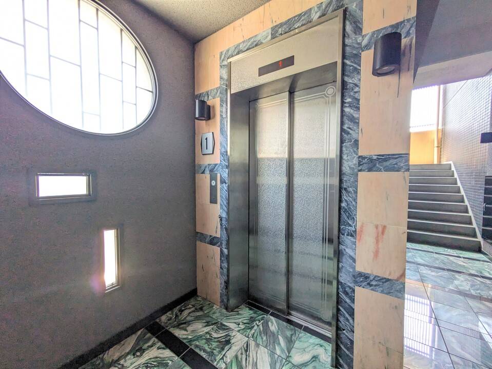 エントランス　エレベーター