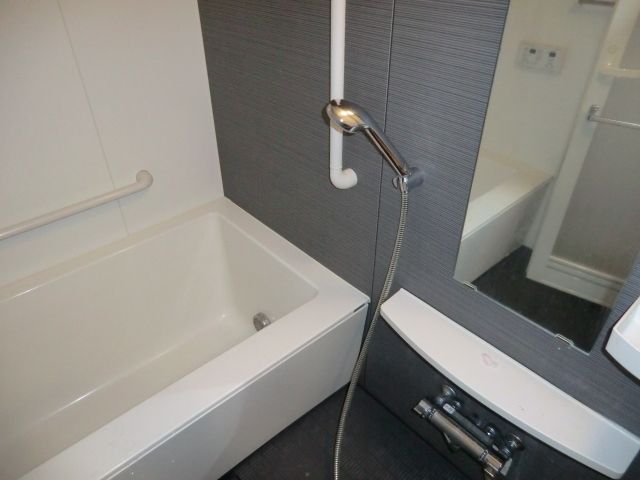 バス・シャワールーム　追焚機能付セミオートバス・浴室乾燥機有