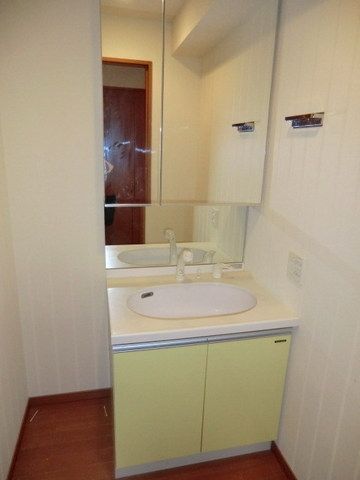 洗面設備　３面鏡付シャンプードレッサー