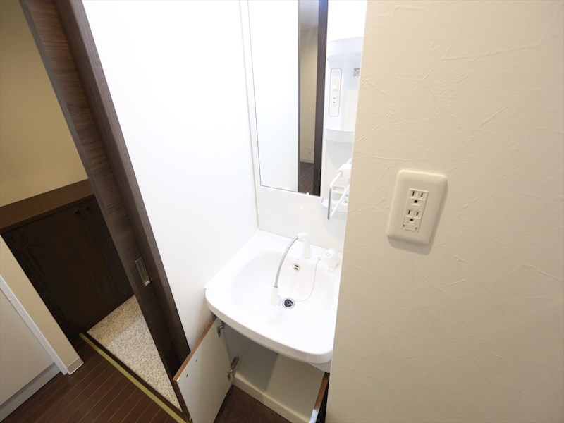 洗面設備　脱衣所　独立洗面台（シャンプードレッサー付）収納スペース有