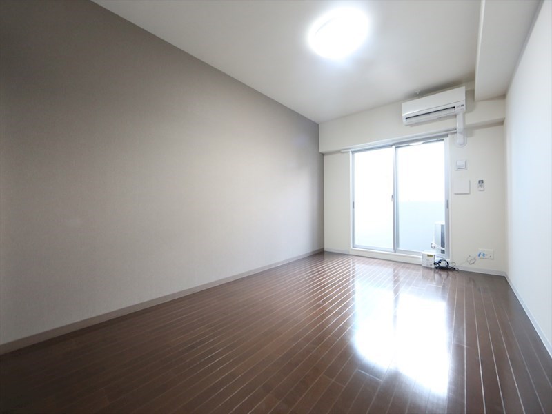 バルコニー　洋室9.5帖　エアコン完備　クローゼット付　バルコニー