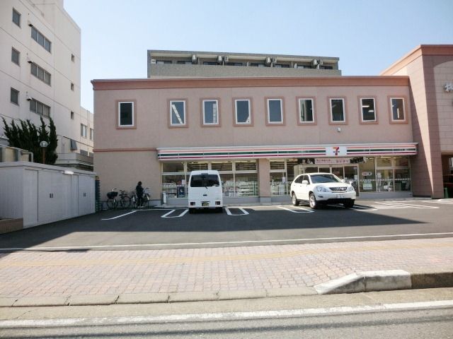 コンビニ　セブンイレブン（コンビニ）まで550m