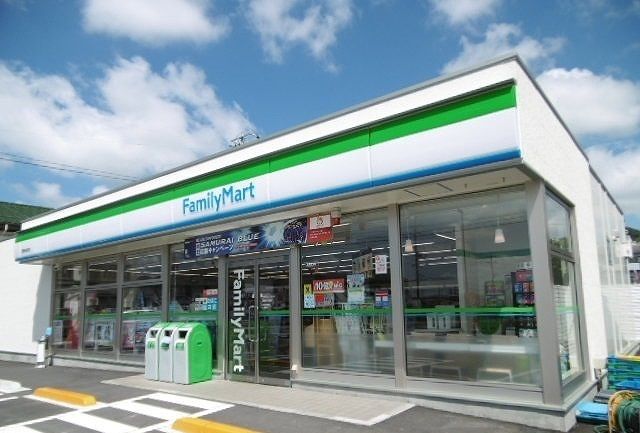 コンビニ　ファミリーマート西条三升原店（コンビニ）まで450m