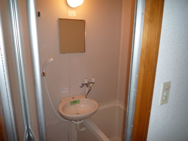 バス・シャワールーム　洗面台と鏡付きの浴室です