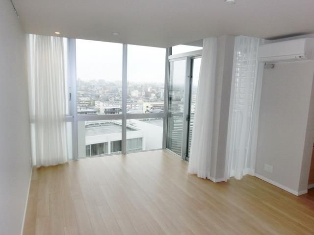 居室・リビング　★窓も大きく開放的なリビングスペースです★