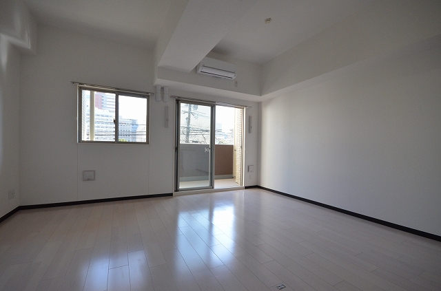 居室・リビング　同物件別号室のものです。