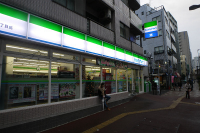 コンビニ　ファミリーマート（コンビニ）まで141m