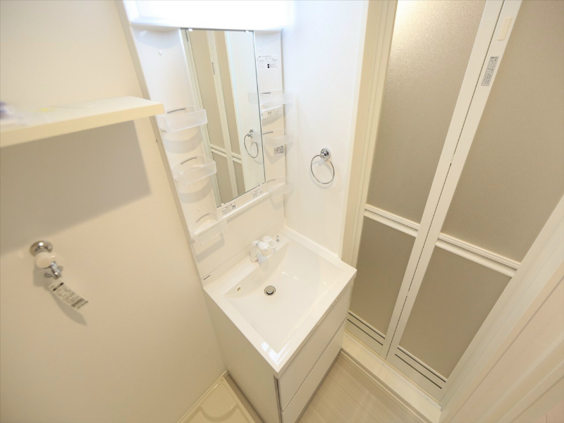 洗面設備　脱衣所　独立洗面台付（シャンプードレッサー付）同型写真