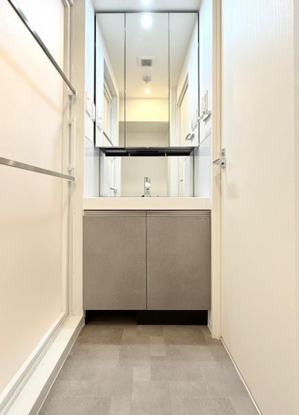 洗面設備　明るい洗面所です