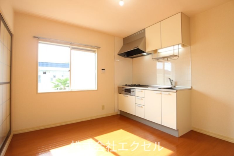 キッチン　キッチン横に窓が付いています