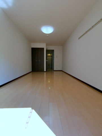 居室・リビング　南向きで明るい広々洋室9.9帖