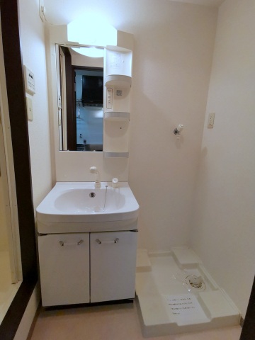 洗面設備　シャンドレ付き洗面化粧台と室内洗濯機置き場