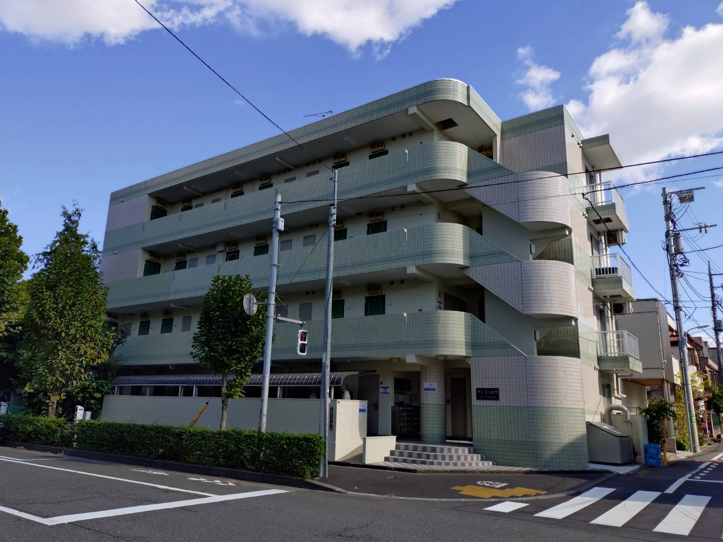 建物外観　近隣にコンビニやスーパーがあり生活しやすい環境です♪