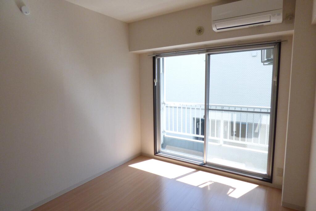 居室・リビング　6.5帖の洋室　南向きで明るいお部屋です♪
