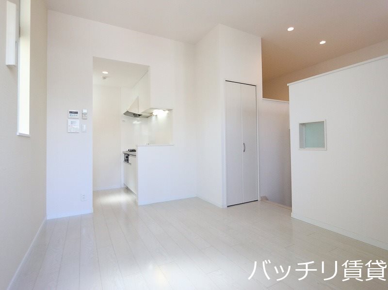 居室・リビング　別号室の画像。現況を優先します。