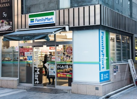 コンビニ　ファミリーマート銀座八丁目店（コンビニ）まで73m