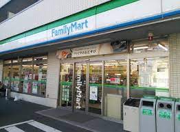 コンビニ　ファミリーマート 南大井三丁目店（コンビニ）まで125m