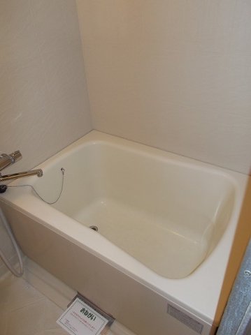 バス・シャワールーム　コンパクトで使いやすいお風呂です