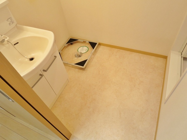 洗面設備　脱衣スペースに洗濯機置き場あります♪