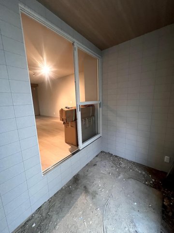 玄関　こちら工事途中ですが、土間コンクリートで仕上げます