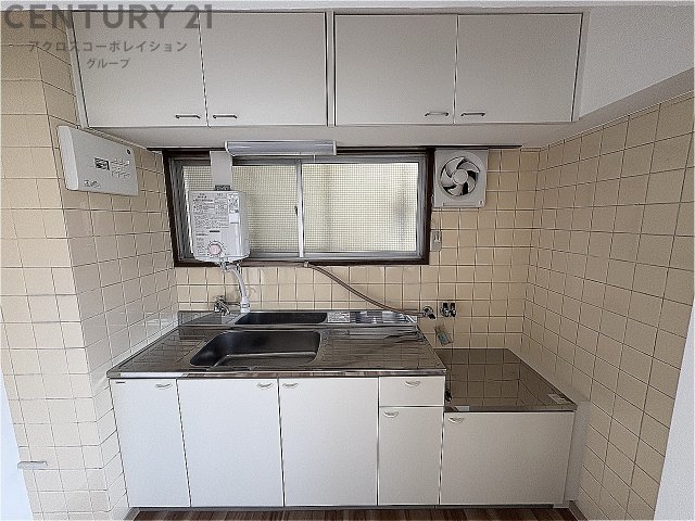 キッチン　窓付きのキッチンで換気がしやすくておすすめ！