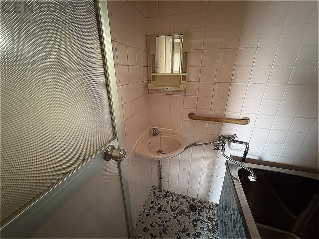 洗面設備　浴室内に洗面台付き！