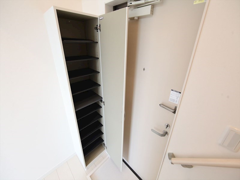 玄関　脱衣所　独立洗面台（シャンプードレッサー付）収納スペース有