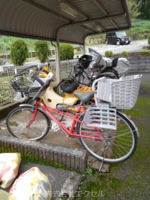 その他共有部分　屋根付きの駐輪場です。