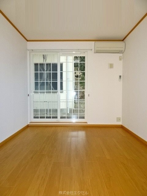 居室・リビング　大きな窓で開放感があります。