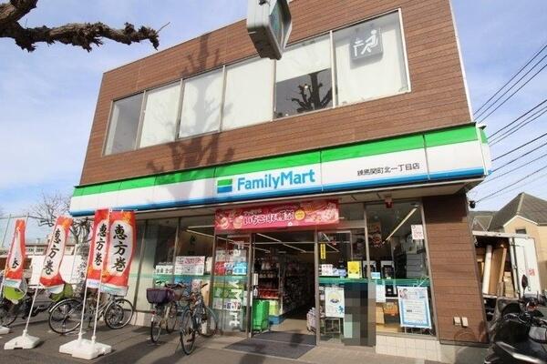コンビニ　ファミリーマート 練馬関町北一丁目店（コンビニ）まで162m