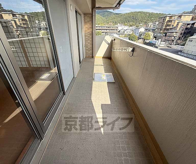 玄関　高級感あり、収納も多め。