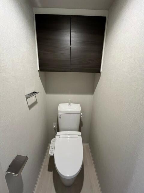 トイレ　落ち着いた色調のトイレです