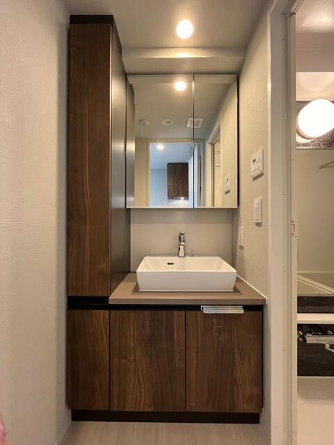 洗面設備　朝の支度にも助かる、独立の洗髪洗面化粧台