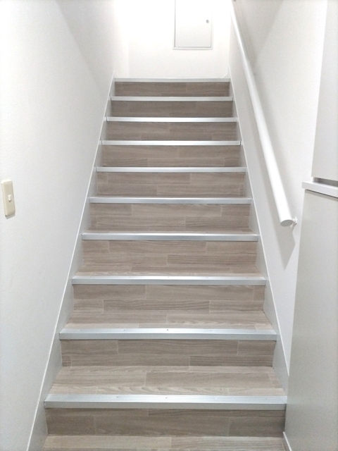 玄関　◆玄関ドア開けてすぐの階段です◆