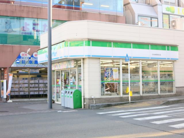 コンビニ　ファミリーマート（コンビニ）まで694m