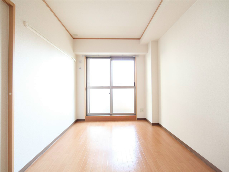 バルコニー　洋室6.5帖　南向き（日当り良好）