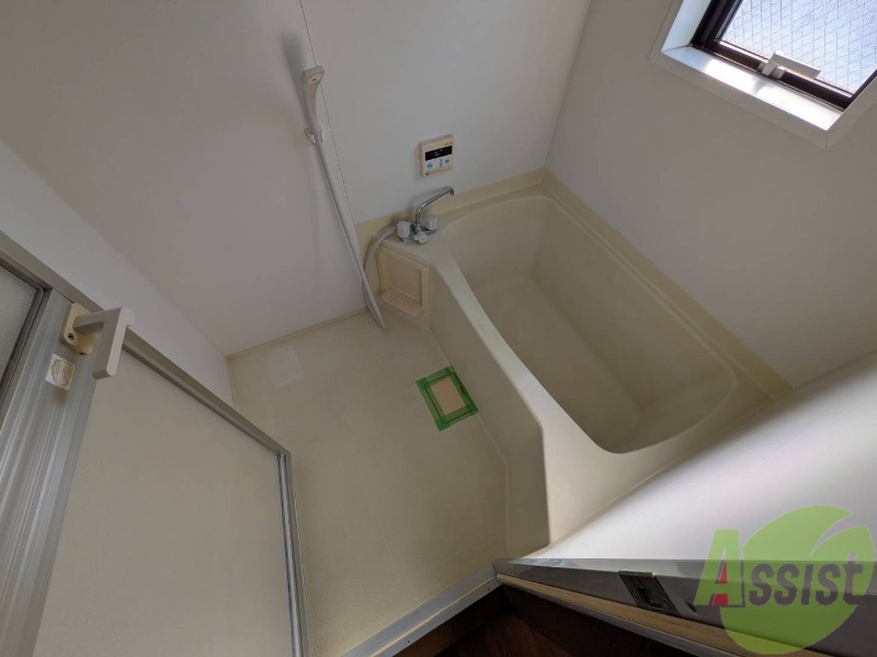 バス・シャワールーム　お風呂にも窓がありますので換気もしやすくいいですね。