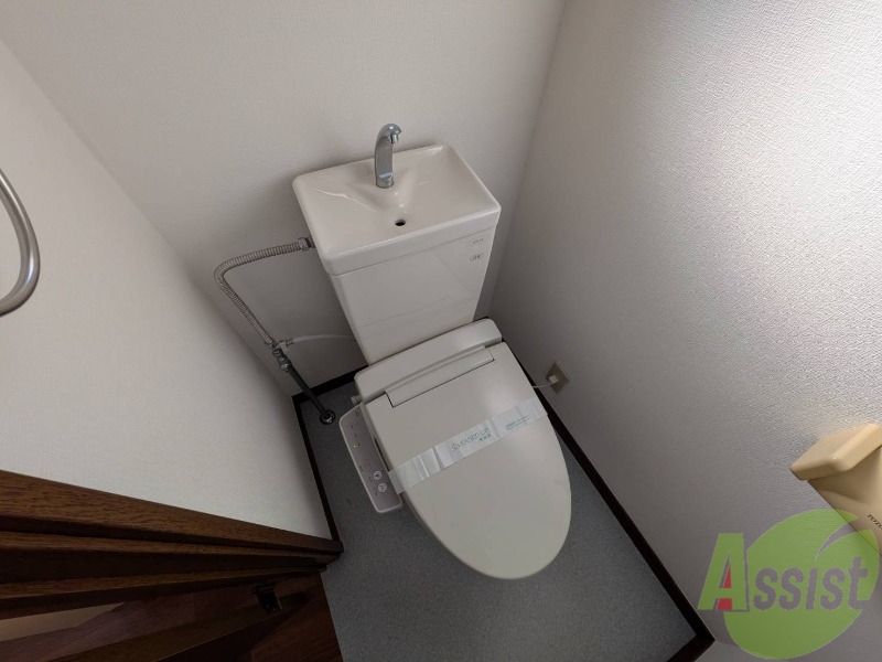 トイレ　お手洗いは温水洗浄付き。これは個人的に外せません。