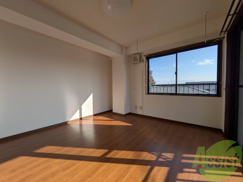 居室・リビング　お部屋は二面に窓があり陽当たりも良好です。