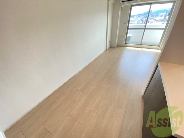 居室・リビング　たっぷりの陽光が降り注ぎ、開放感あふれる室内